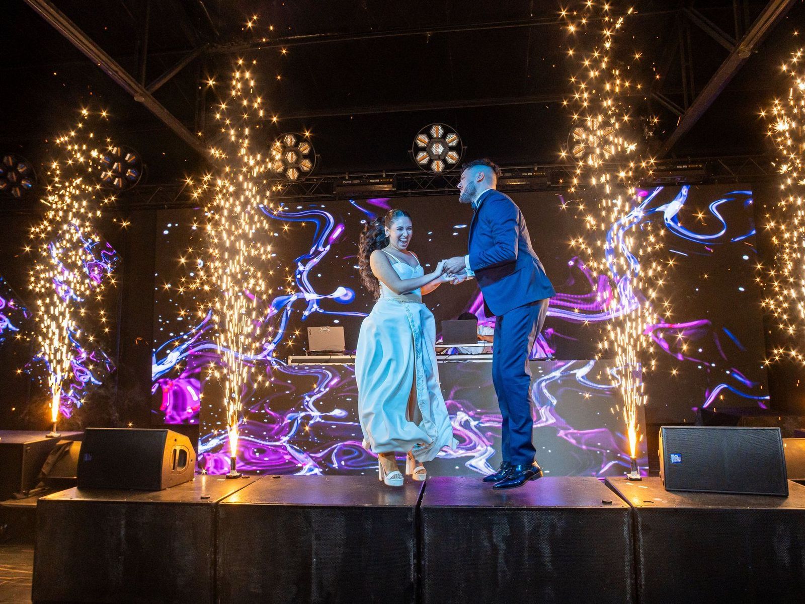 Fiesta en Bayres Eventos con pantalla de techo led y cabezales robóticos
