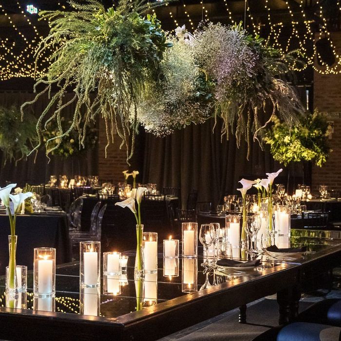 Ambientación con follaje colgante y velas en Bayres Eventos