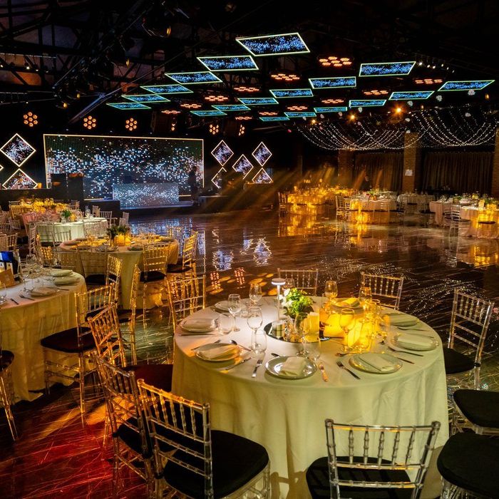 Salón de Bayres Eventos montado en dorado con pantalla de techo