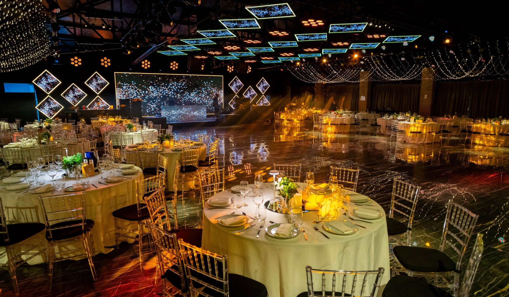 Salón principal de Bayres Eventos en Boulogne montado para 300 invitados, con pantalla de techo led